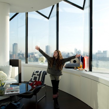Molly in luxury hotel - still from the movie