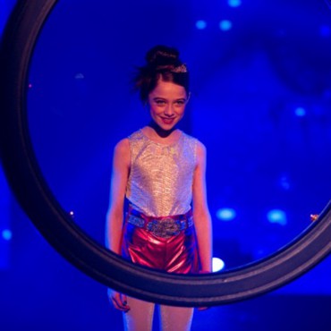 Molly hypnotises audience - still from the movie