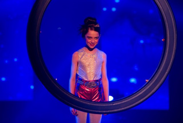 Molly hypnotises audience - still from the movie