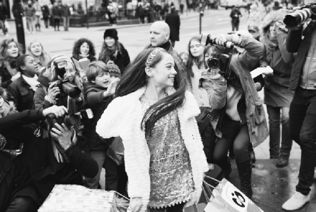 Molly & paparazzi - still from the movie